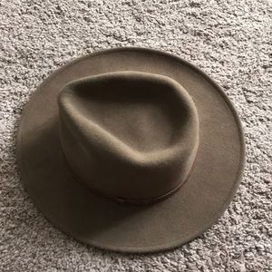 Brown vintage hat with brown ring around it .